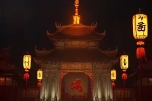 《第七次搬场》楼道里堆叠的纸箱与胶带