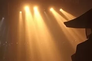 《第八个夏天》海边遮阳伞下的躺椅