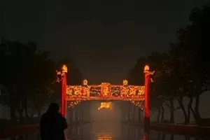 《旧唱片行》货架上排列的黑胶唱片与木质唱机